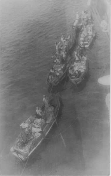 Images/Bun-Boats in Aden Harbour next to Empire Fowey on route to England.jpg